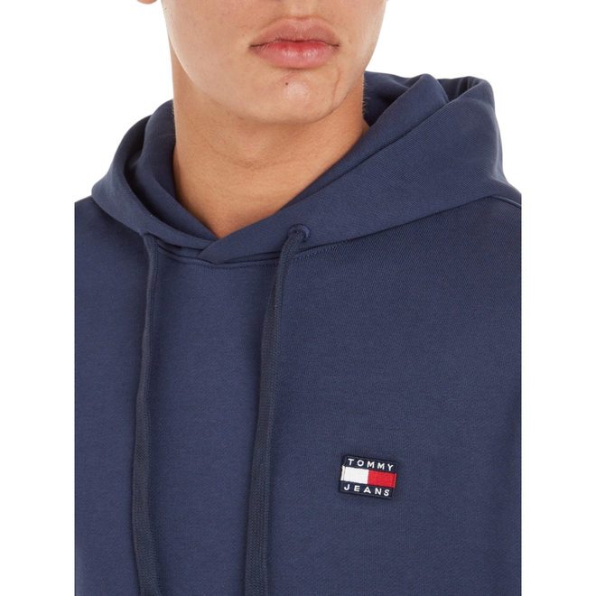TOMMY HILFIGER BLUZA MĘSKA Z KAPTUREM TJM RLX XS BADGE HOODIE GRANATOWA DM0DM16369 C87