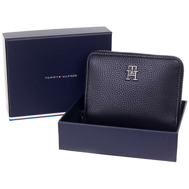 TOMMY HILFIGER PORTFEL DAMSKI TH EMBLEM MED ZA CZARNY AW0AW15276 BDS